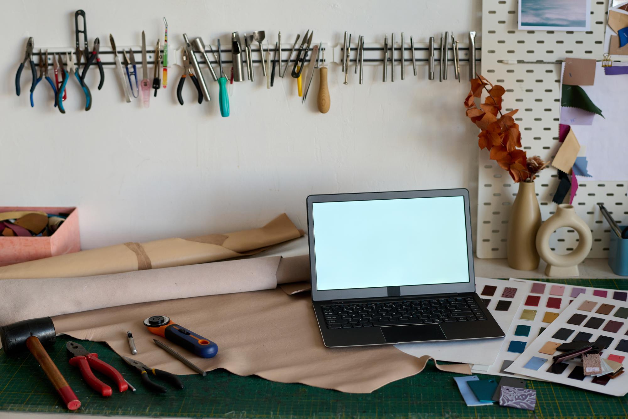 Studio di ricamo con strumenti e laptop