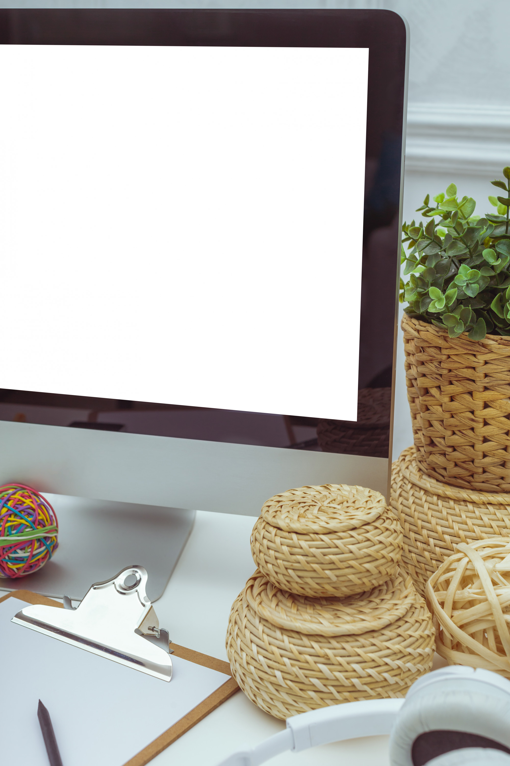 Postazione di lavoro con laptop e telaio